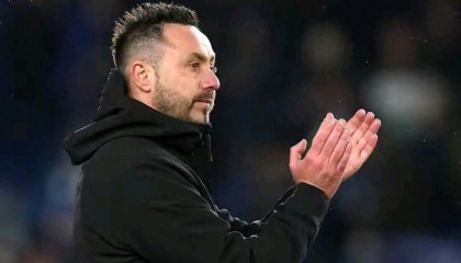 百度体育官网-死敌对头来支招？热刺这步险棋敢不敢跟！|德泽尔比|杰拉德|托特纳姆热刺|利物浦|阿森纳_新浪体育_新浪新闻