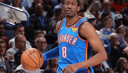 百度体育官网-杰伦-威廉姆斯出战30分钟，投篮15中9得到20分3助攻2抢